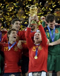 米兰体育- 都灵队史首次挺进欧联八强，球迷狂欢庆祝  